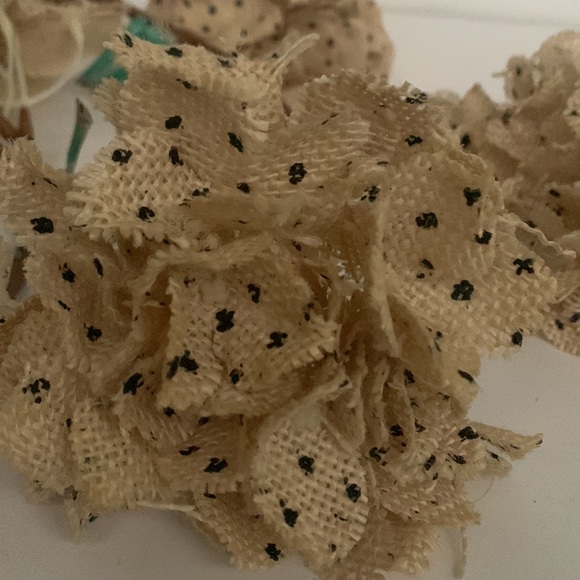 Floral accents Beige w/black poke dot 7 flowers with short stem small bouquet - Picture 7 of 7
